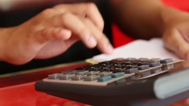 Main Gros Plan Homme Affaires Aide Une Calculatrice — Video