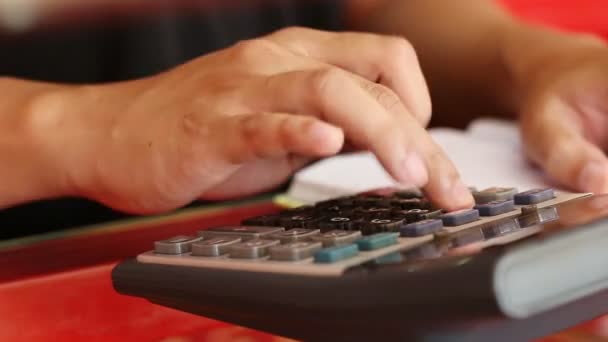 Main Gros Plan Homme Affaires Aide Une Calculatrice — Video