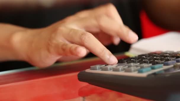 Main Gros Plan Homme Affaires Aide Une Calculatrice — Video