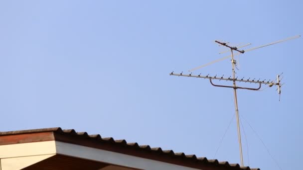 Tiro Panning Antena Rádio Televisão Digital Aérea Com Céu — Vídeo de Stock