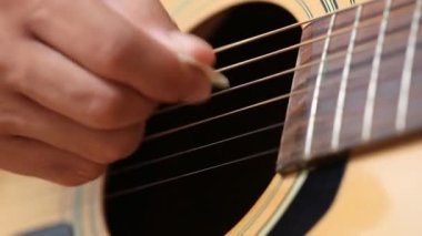 El kamerasıyla akustik gitar çal. 