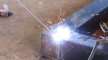 Metal kaynak yapan işçinin eli