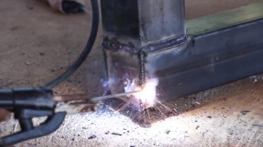 Metal kaynak yapan işçinin eli