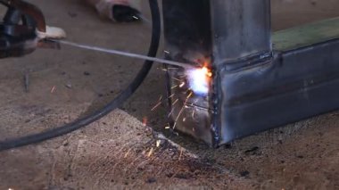 Metal kaynak yapan işçinin eli