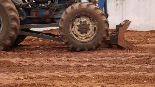 Traktor Pflügt Roten Boden — Stockvideo