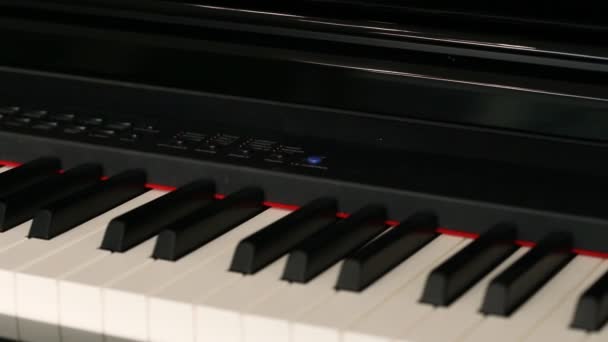 ピアノキー付きの黒い電子ピアノのパンニングショット — ストック動画