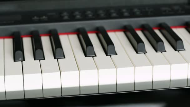 Tiro Panning Piano Eletrônico Preto Com Teclas Piano — Vídeo de Stock