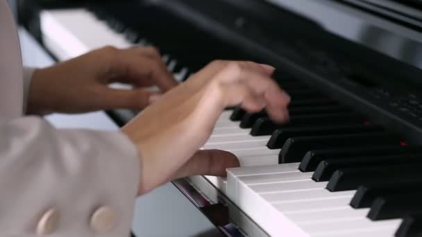 Närbild Händerna Ung Kvinna Som Spelar Piano — Stockvideo