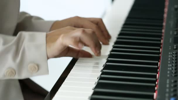 Közelkép Egy Fiatal Zongorázó Kezéről — Stock videók