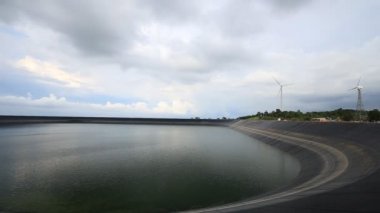 Lam Takong rezervuarının (su deposunun plastik kaplamalı görüntüsü), Nakhon Ratchasima, Tayland
