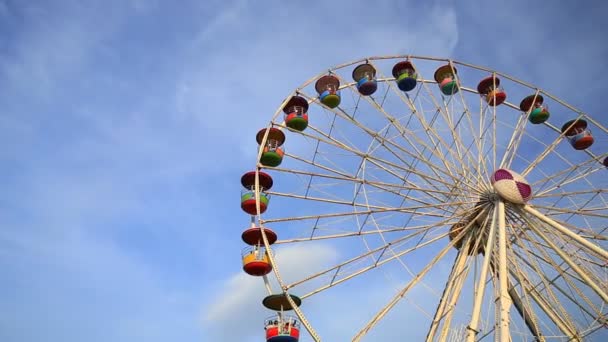 Ferris Wheel在蓝天背景游乐园拍摄的全景照片 — 图库视频影像