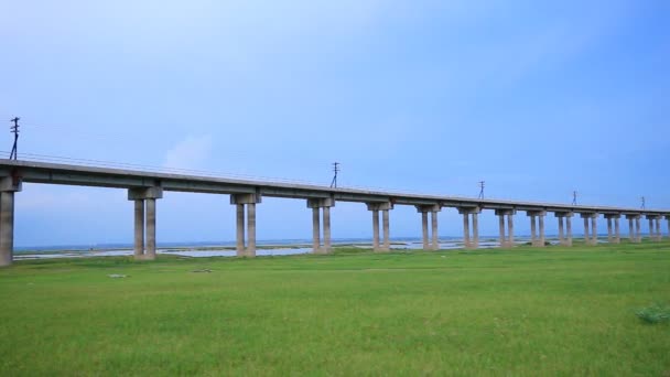 Tiro Panorámico Puente Ferrocarril Campo Hierba Cruzada Prado Presa Del — Vídeos de Stock