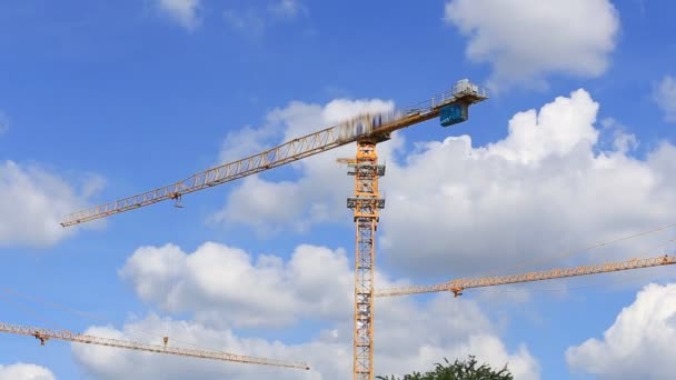 Panning Tiro Guindaste Construção Industrial Com Fundo Céu Azul — Vídeo de Stock