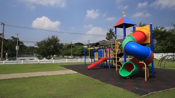 Tiro Panorámico Parque Infantil Parque Público Con Cielo Azul — Vídeo de stock