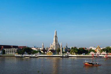 Wat Arun Tapınağı ve Chao Phraya Nehri Bangkok, Tayland 'da mavi gökyüzü