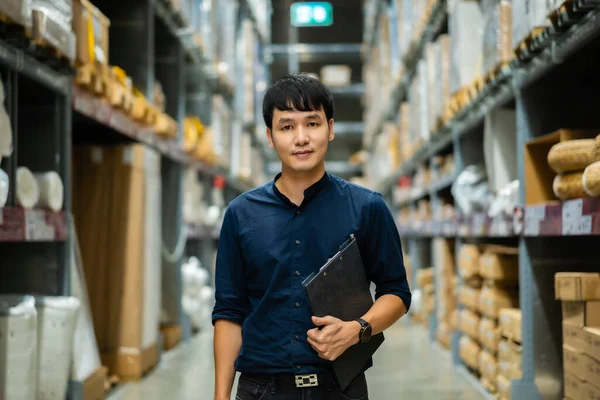 Jongeman Werknemer Met Klembord Controle Inventaris Magazijn Winkel — Stockfoto