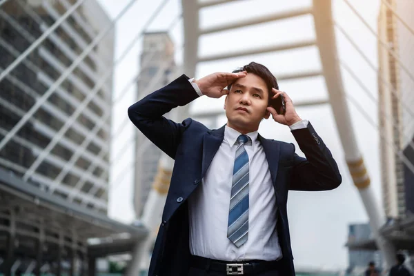 Hombre Serio Traje Hablando Teléfono Móvil Ciudad — Foto de Stock