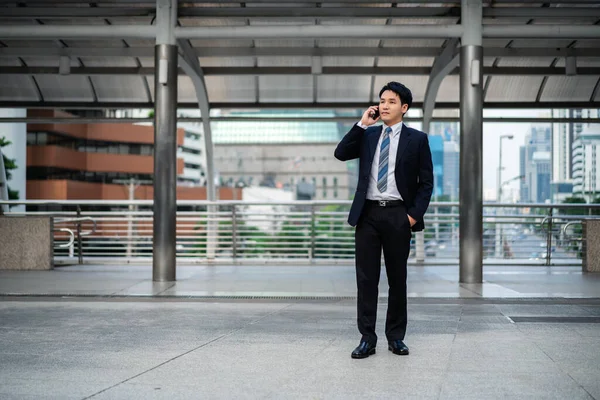 Odnoszący Sukcesy Biznesmen Garniturze Rozmawiający Przez Telefon Komórkowy Mieście — Zdjęcie stockowe