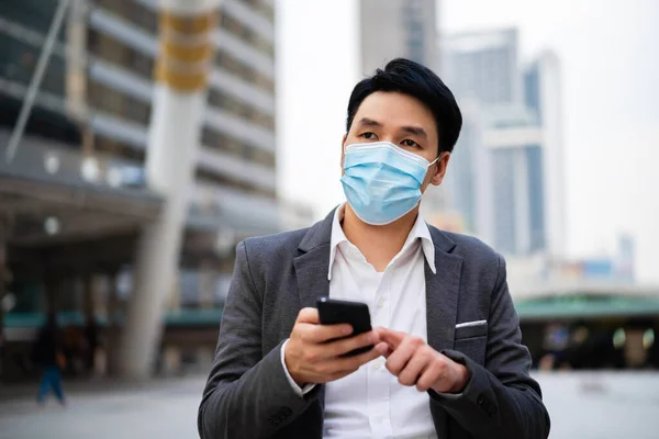 Hombre Negocios Usando Teléfono Inteligente Usando Máscara Médica Durante Pandemia — Foto de Stock