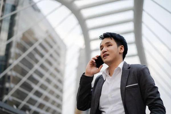 Hombre Negocios Éxito Traje Hablando Teléfono Móvil Ciudad — Foto de Stock