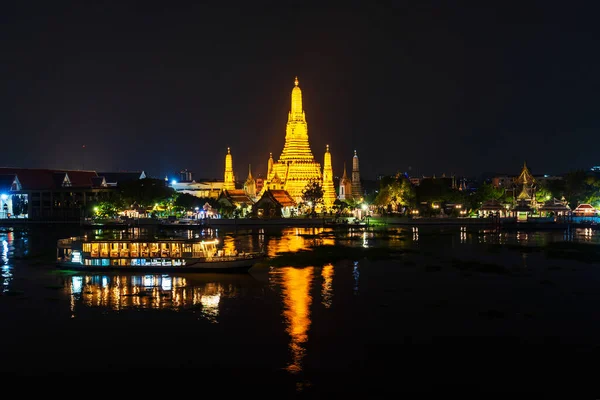 タイのバンコクで夜にチャオプラヤ川とワット アルン寺院 — ストック写真
