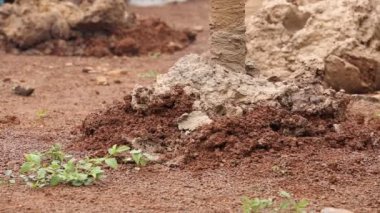 İnşaat alanında yerde delik açmak için bir makine.