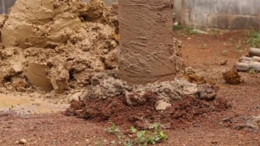 İnşaat alanında yerde delik açmak için bir makine.