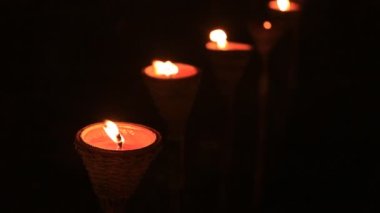 Geceleri geleneksel meşale alevi