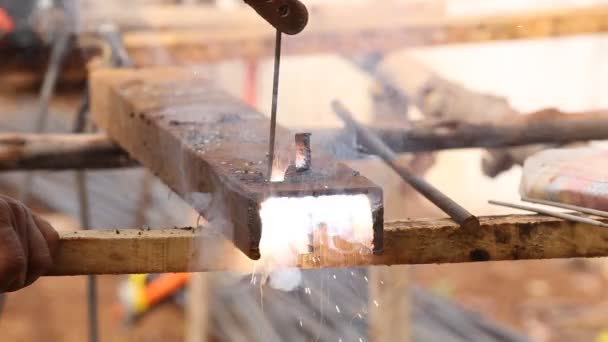 Trabajador Utiliza Soldadura Eléctrica Para Cortar Agujero Perforar Metal — Vídeo de stock