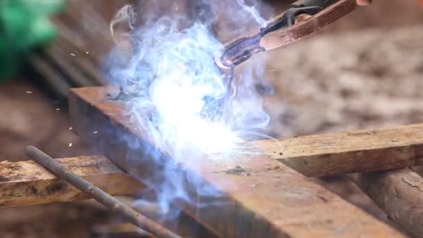 Pracownik Stosuje Spawanie Elektryczne Cięcia Otworów Metalu Wiertniczego — Wideo stockowe