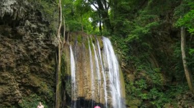 Erawan Şelalesi, Tayland 'da seyahat eden ve banyo yapan insanların hızlandırılması 