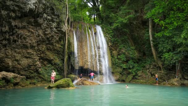 Time Lapse Van Mensen Reizen Bad Erawan Waterval Thailand — Stockvideo