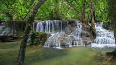 Khuean Srinagarindra Ulusal Parkı, Kanchanaburi Eyaleti, Tayland 'da Huay Mae Kamin Şelalesinin 4k.