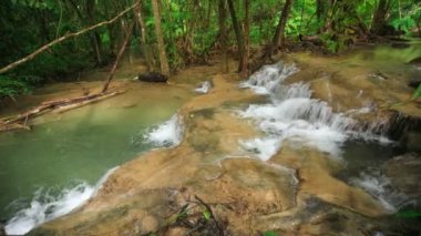 Khuean Srinagarindra Ulusal Parkı, Kanchanaburi Eyaleti, Tayland 'da Huay Mae Kamin Şelalesinin 4k.