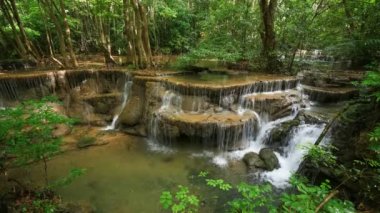 Khuean Srinagarindra Ulusal Parkı, Kanchanaburi Eyaleti, Tayland 'da Huay Mae Kamin Şelalesinin 6. Katındaki 4k hızlandırılmış
