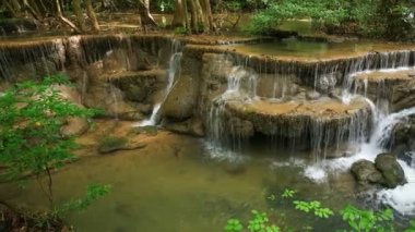 Khuean Srinagarindra Ulusal Parkı, Kanchanaburi Eyaleti, Tayland 'da Huay Mae Kamin Şelalesinin 6. Katındaki 4k hızlandırılmış