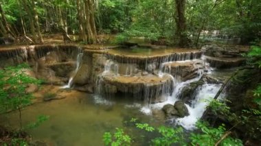 Khuean Srinagarindra Ulusal Parkı, Kanchanaburi Eyaleti, Tayland 'da Huay Mae Kamin Şelalesinin 6. Katındaki 4k hızlandırılmış