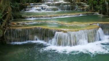 Khuean Srinagarindra Ulusal Parkı, Kanchanaburi Eyaleti, Tayland 'da Huay Mae Kamin Şelalesinin 4k.