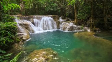 Khuean Srinagarindra Ulusal Parkı, Kanchanaburi, Tayland 'da Huay Mae Kamin Şelalesi' nin 4k.