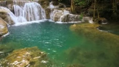 Khuean Srinagarindra Ulusal Parkı, Kanchanaburi, Tayland 'da Huay Mae Kamin Şelalesi' nin 4k.
