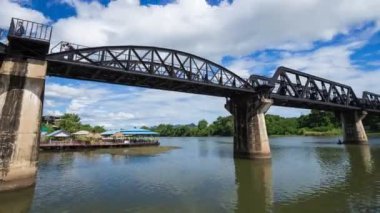 Kwai Köprüsü 'nün Kanchanaburi, Tayland treniyle hızlandırılması.