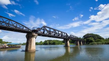Kanchanaburi, Tayland 'daki Kwai Köprüsü' nde turistlerin zaman aşımı