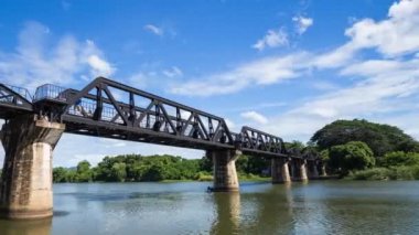Kanchanaburi, Tayland 'daki Kwai Köprüsü' nde turistlerin zaman aşımı