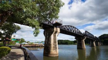 Kanchanaburi, Tayland 'daki Kwai Köprüsü' nde turistlerin zaman aşımı