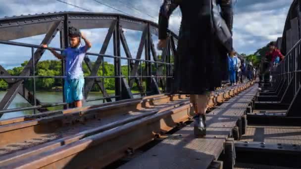 Time Lapse Tourists Bridge River Kwai Kanchanaburi Tailândia — Vídeo de Stock