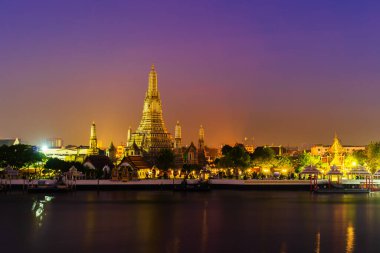 Bangkok, Tayland 'da Chao Phraya nehri ile Wat Arun Tapınağı
