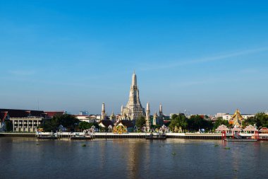 Wat Arun Tapınağı ve Chao Phraya Nehri Bangkok, Tayland 'da mavi gökyüzü