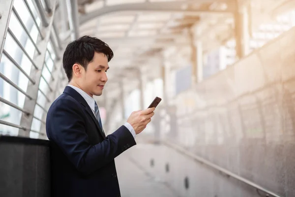 Hombre Negocios Traje Usando Teléfono Inteligente Ciudad — Foto de Stock