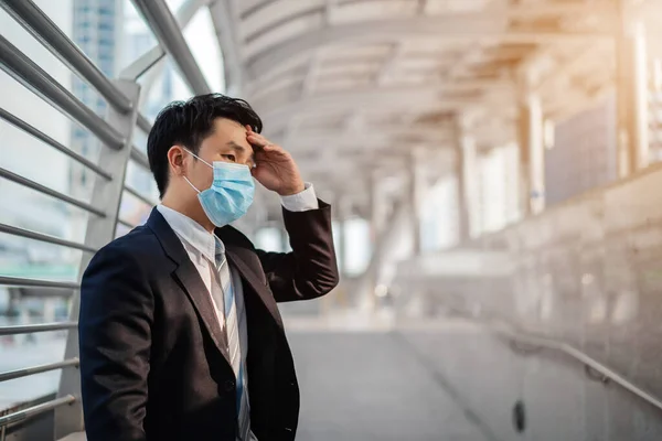 Stresszes Üzletember Orvosi Maszkkal Koronavírus Covid Világjárvány Idején Városban — Stock Fotó