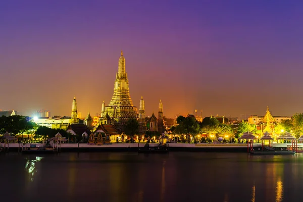 タイのバンコクで日の出にチャオプラヤ川とワット アルン寺院 — ストック写真